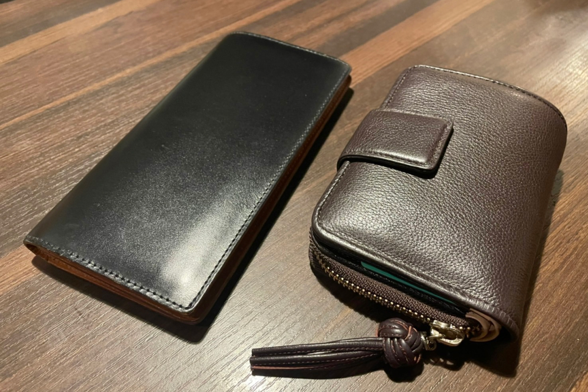 黒の財布と茶色の財布の写真